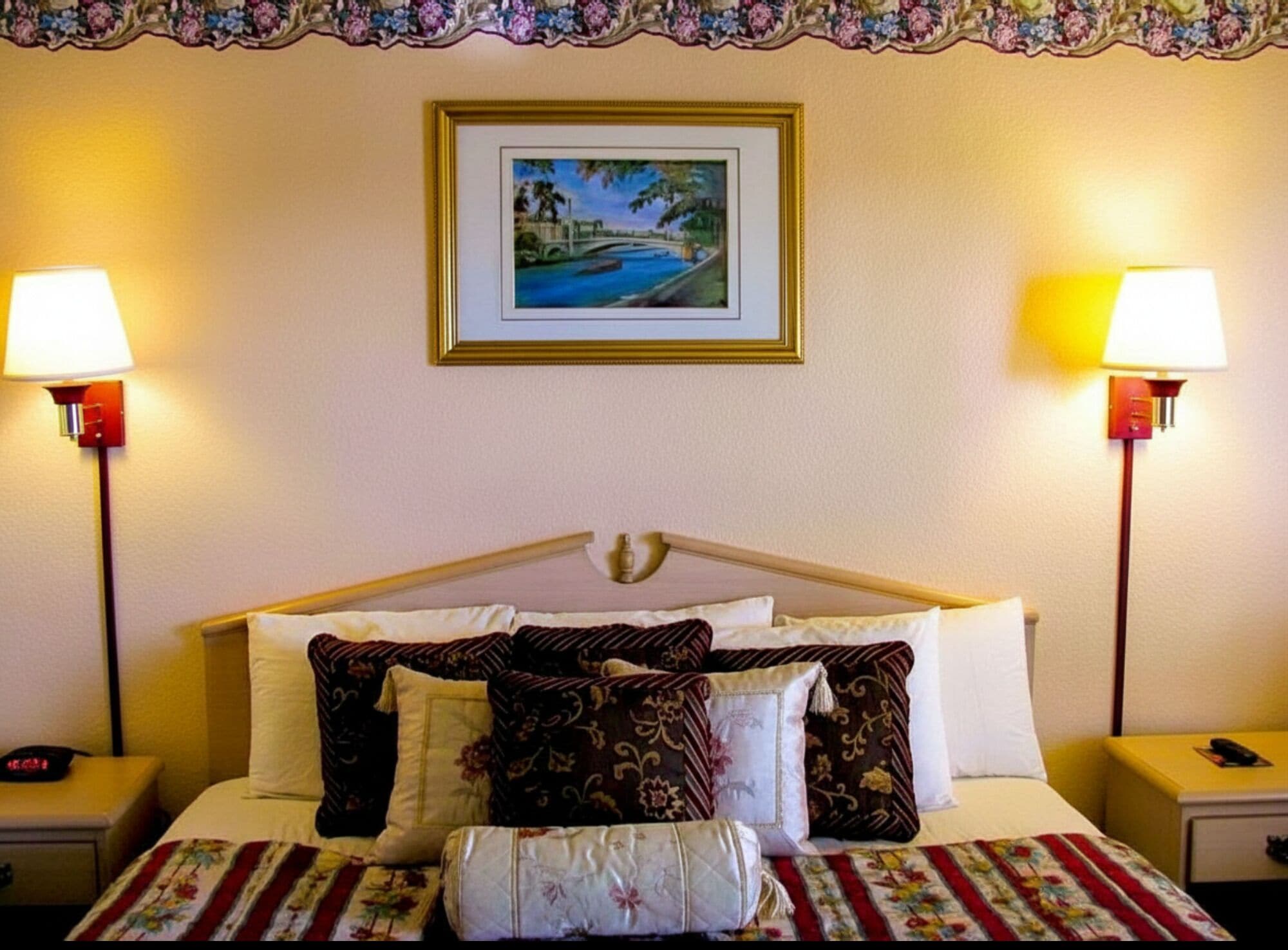 Room, 1 King Bed, Non Smoking | Premium bedding, desk, iron/ironing board, free WiFi
