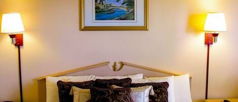 Room, 1 King Bed, Non Smoking | Premium bedding, desk, iron/ironing board, free WiFi