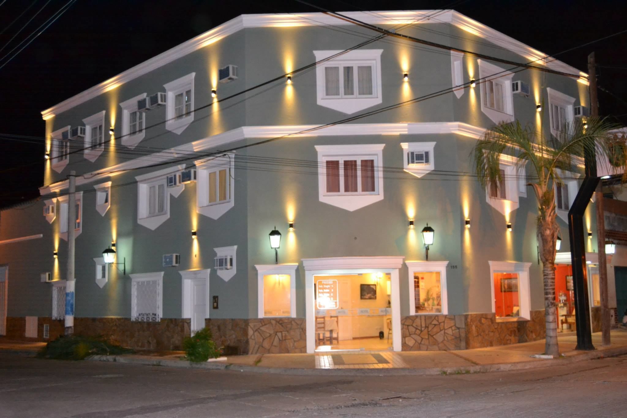 Vista frontal de la propiedad por la tarde o noche