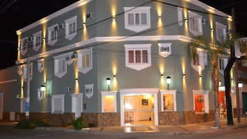 Vista frontal de la propiedad por la tarde o noche