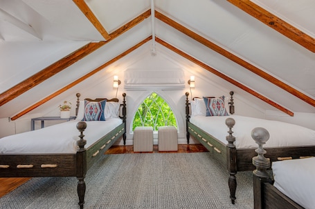 Standard Room, 3 Twin Beds, Shared Bathroom | Premium bedding, individually decorated, individually furnished