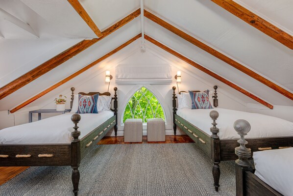 Kamar Standar, 3 Tempat Tidur Twin, kamar mandi umum | Seprai premium dan didekorasi berbeda-beda