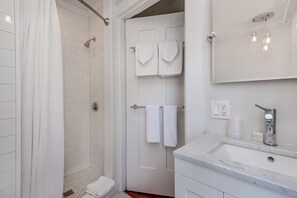 Chambre Deluxe, 1 très grand lit, en coin | Literie de qualité, décor unique, ameublement unique
