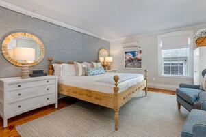 Quarto luxo, 1 cama King, no canto | Roupas de cama premium, ferros/tábuas de passar roupa, Wi-Fi de cortesia