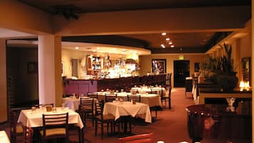 Hi ha 2 restaurants amb plats de cuina americana