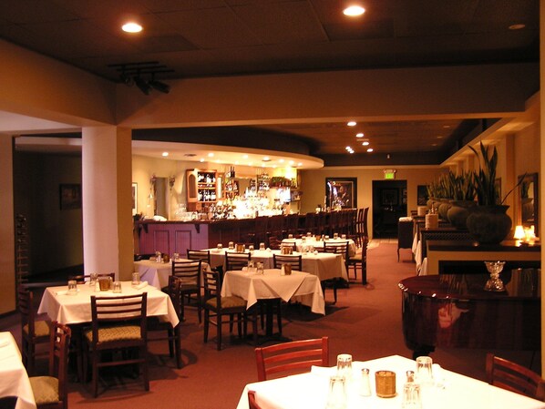 2 restaurants servant le petit déjeuner, spécialités Cuisine américaine