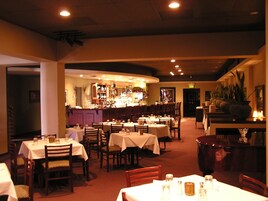 2 restaurants, breakfast, lunch, dinner served; American cuisine