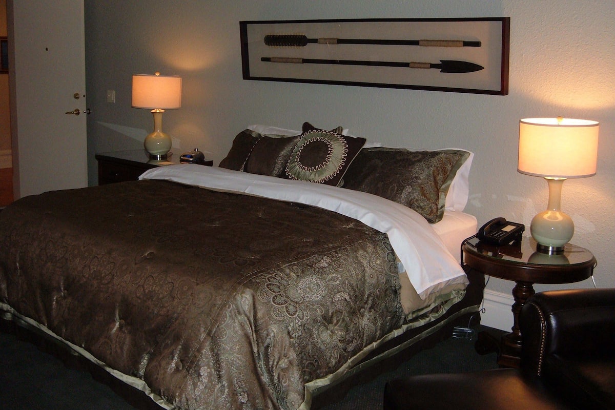 Desk, iron/ironing board, rollaway beds, free WiFi