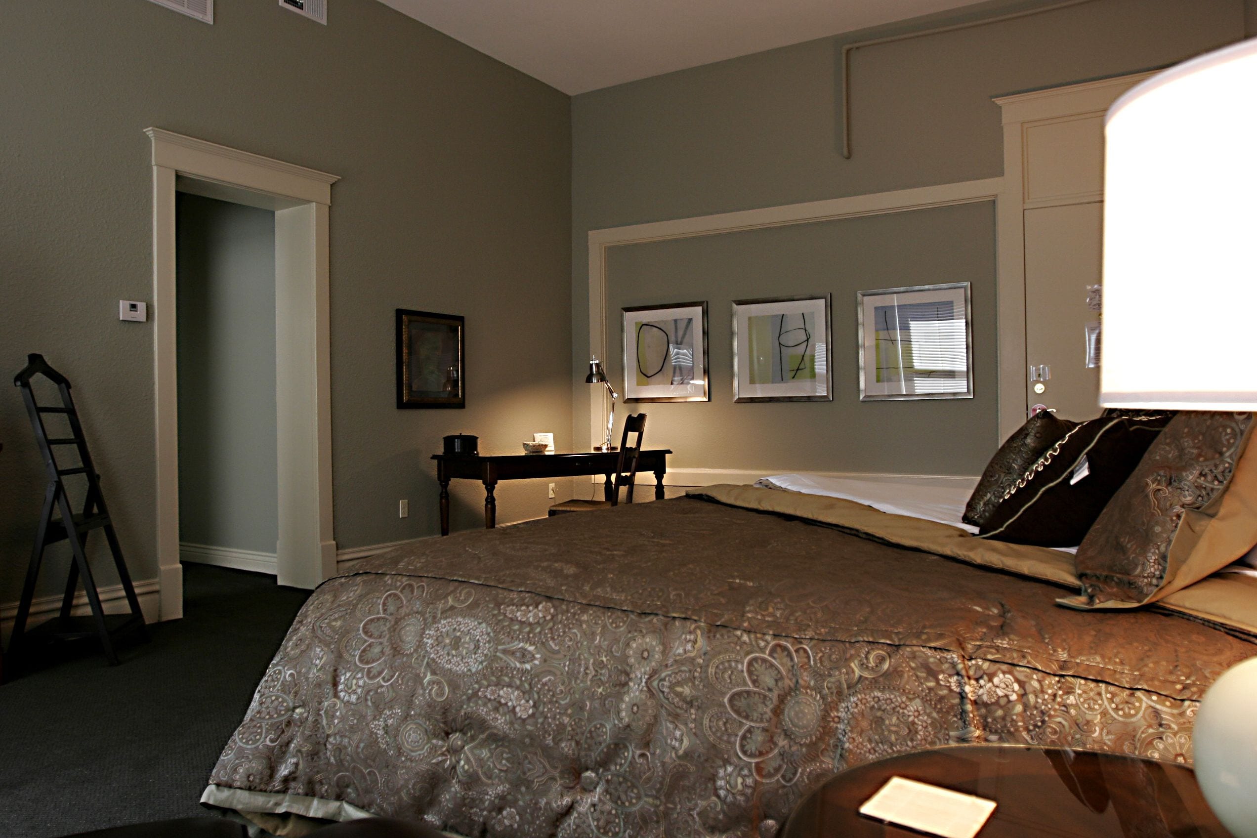 standard room, 1 king bed | desk, iron/ironing board, rollaway beds, free wifi