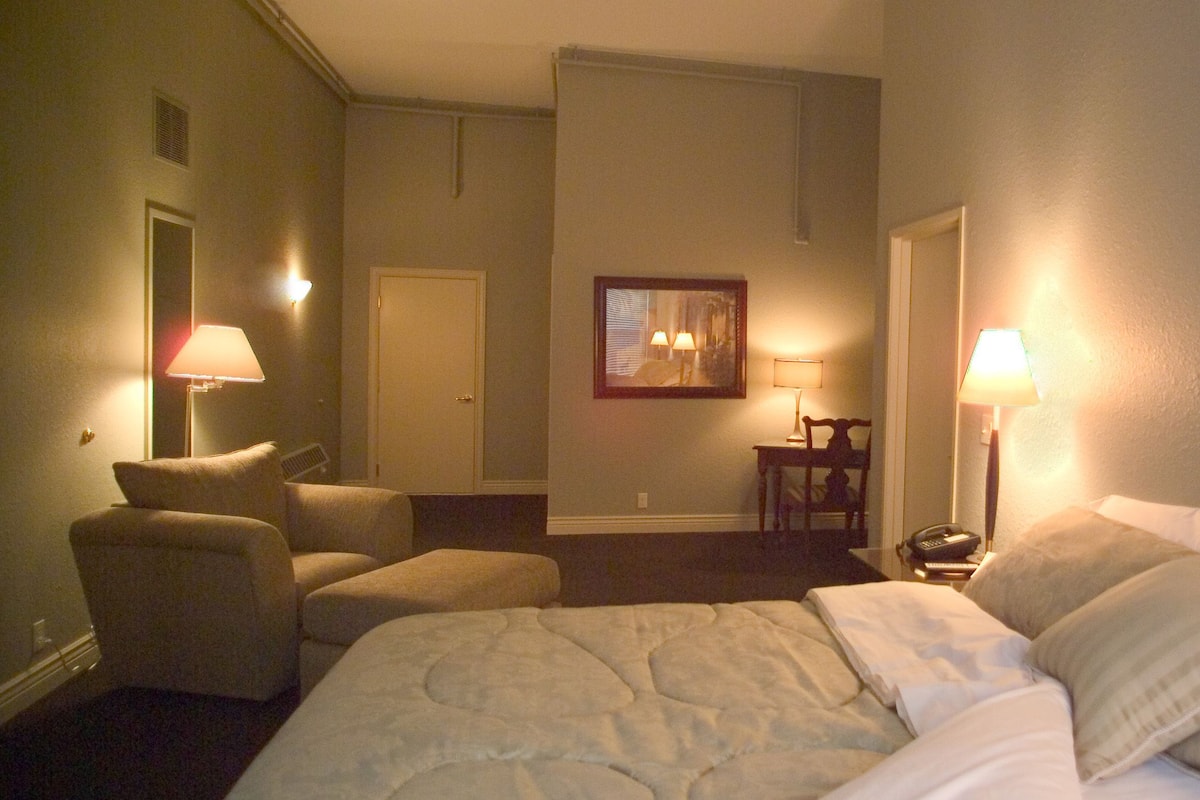 Standard Room, 1 King Bed | Desk, iron/ironing board, rollaway beds, free WiFi