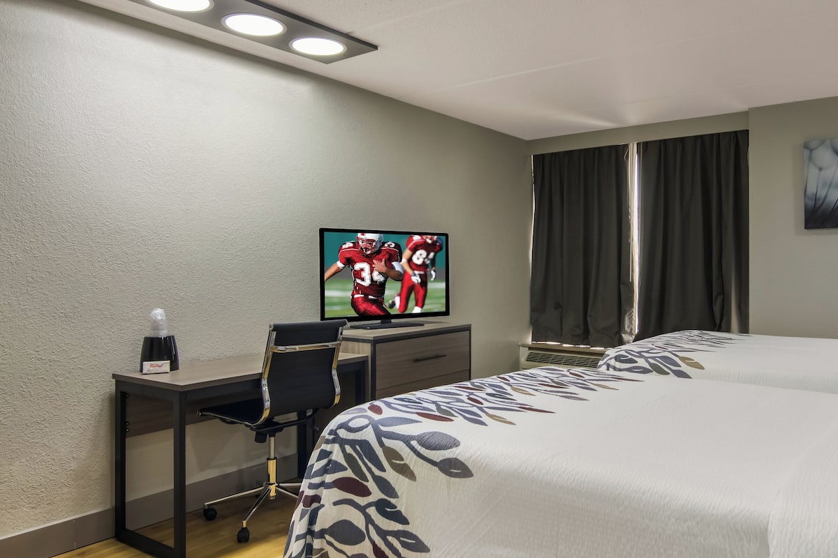 Desk, blackout drapes, free WiFi, bed sheets