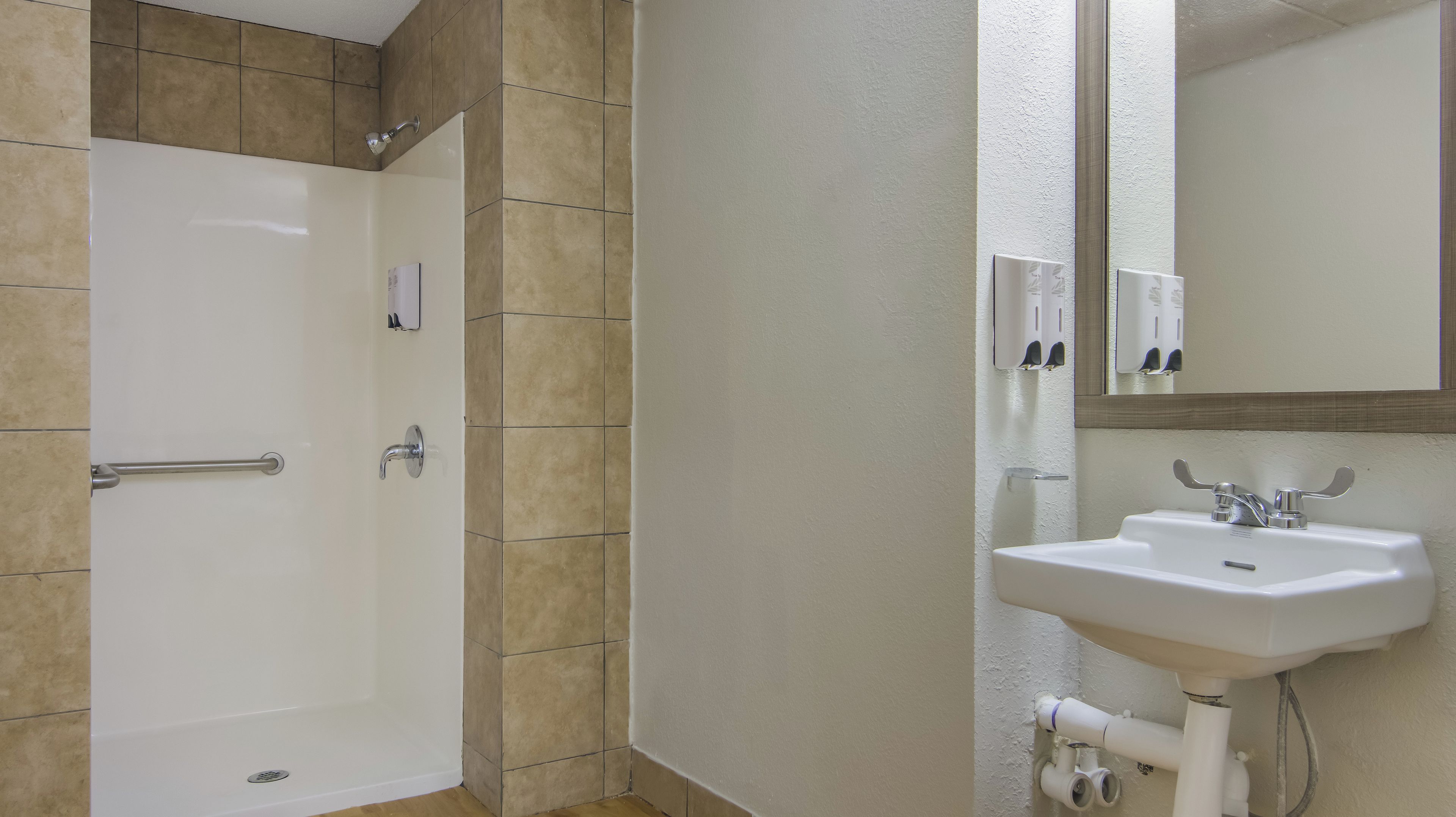 Superior Room, 1 Double Bed, Accessible, Non Smoking (Roll-In Shower) | Bathroom | Combined shower/tub, free toiletries, towels