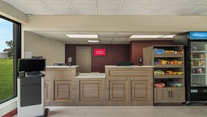 Un espace équipé de bornes en libre-service, dotées d’un écran numérique, de terminaux de paiement et d’un distributeur automatique rempli d’en-cas.