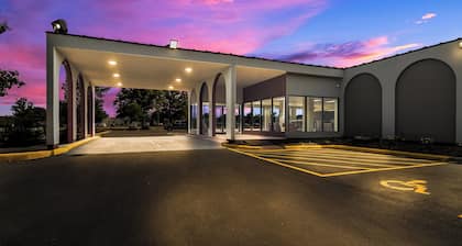 Red Roof Inn & Conference Center Chicago - N Aurora/ Naperville