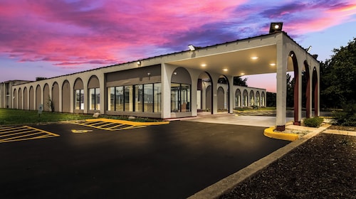 Red Roof Inn & Conference Center Chicago - Aurora/ Fox Valley