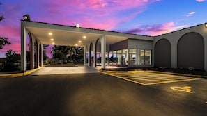 A parking structure with a covered entrance and a handicap parking space. - Red Roof Inn & Conference Center Chicago - Aurora/ Fox Valley (North Aurora)