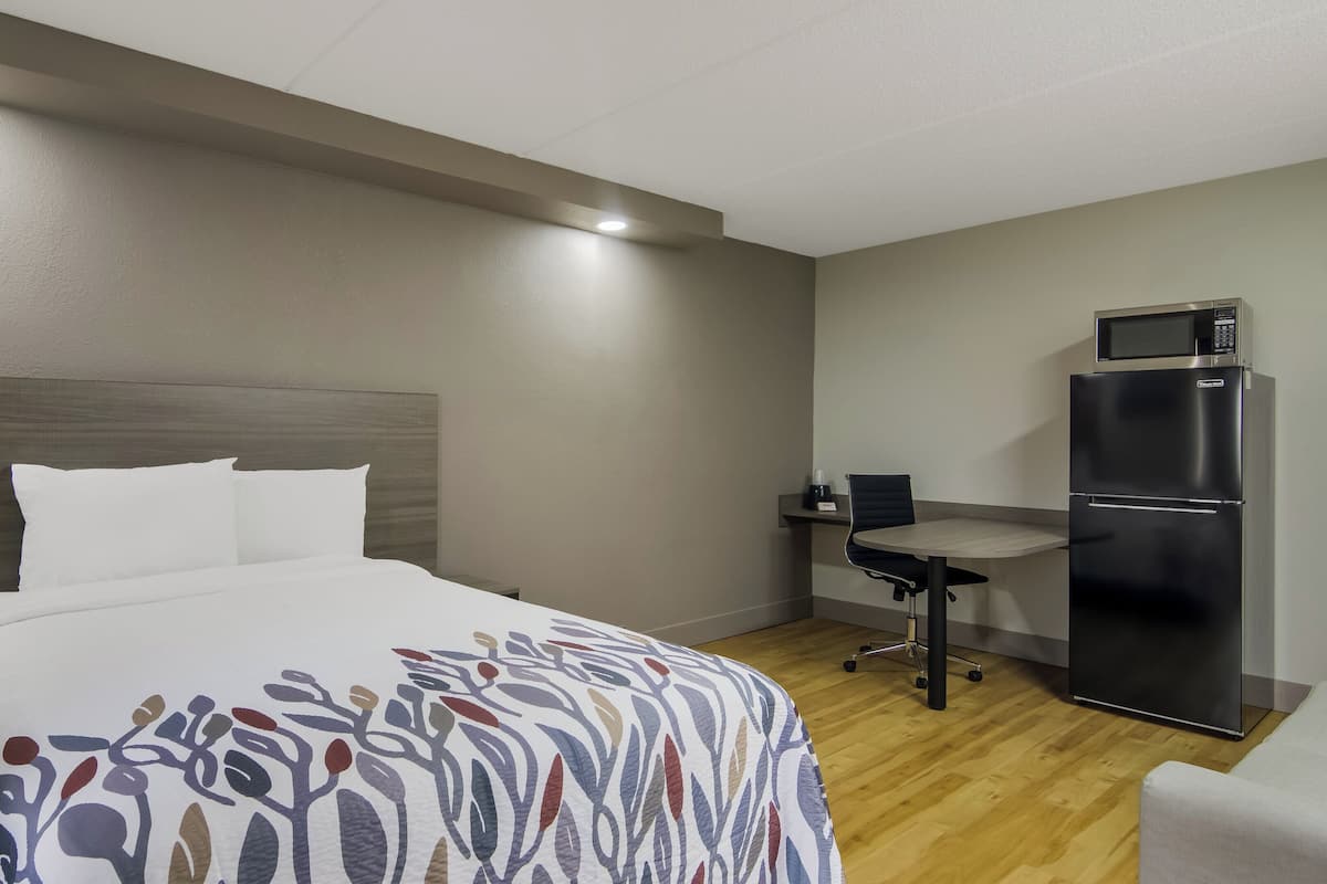 Desk, blackout drapes, free WiFi, bed sheets