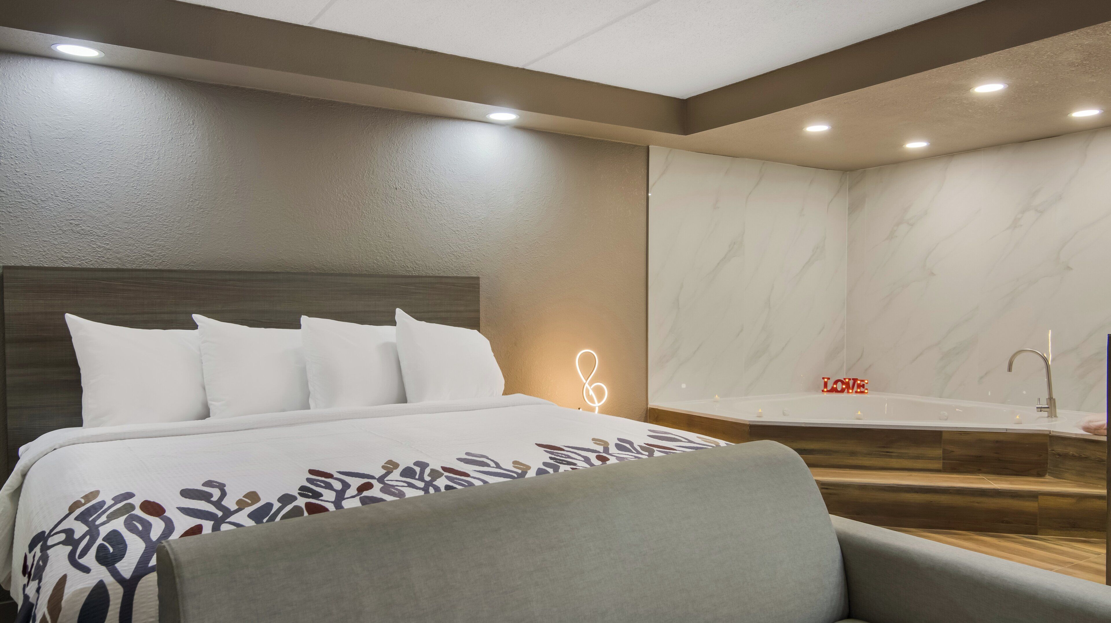 Deluxe Room, 1 King Bed, Non Smoking, Jetted Tub | Desk, blackout drapes, WiFi (free), bed sheets