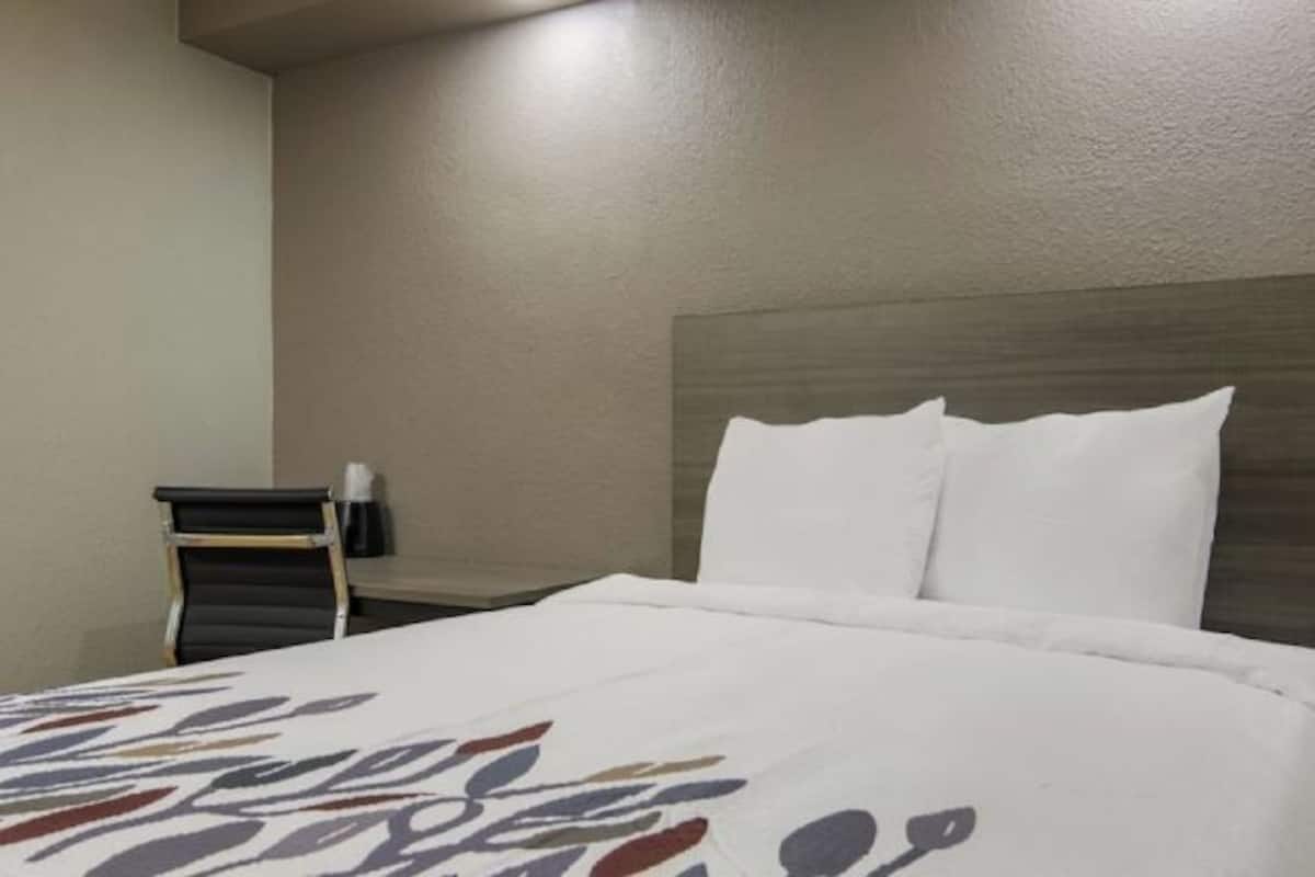 Desk, blackout drapes, free WiFi, bed sheets