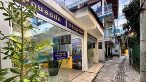 Fachada con un letrero que dice 'Pousada Beija-Flor' y un número de contacto.