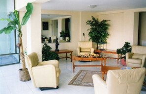 Lobby sitting area - Hotel Villas del Bosque (Aguascalientes)