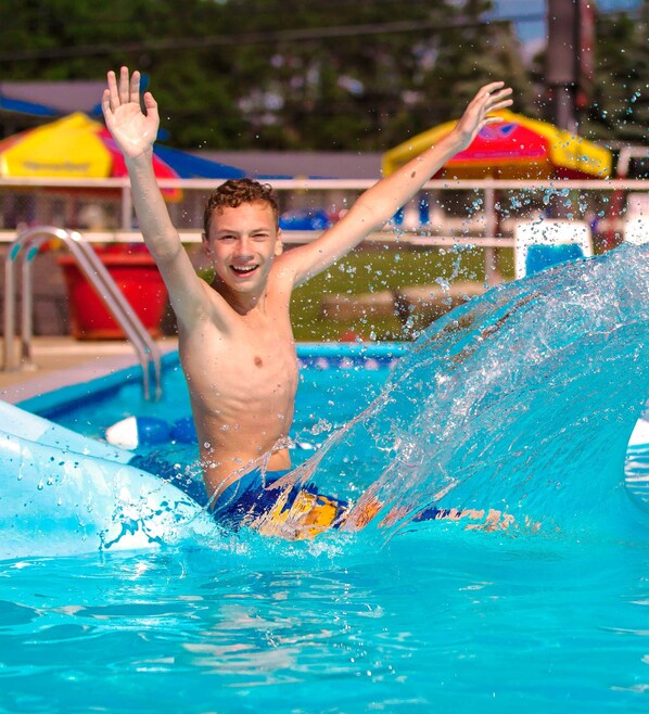 Piscina interna, piscina externa, funciona das 8h às 22h, guarda-sóis