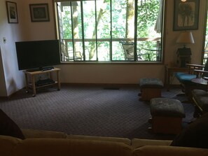 Classic-hus (Maple) | Opholdsområde | Fladskærms-tv