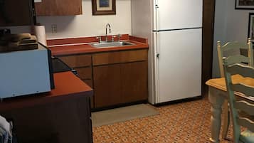 Classic House (Fir) | Private kitchen | Fridge, microwave, oven, stovetop