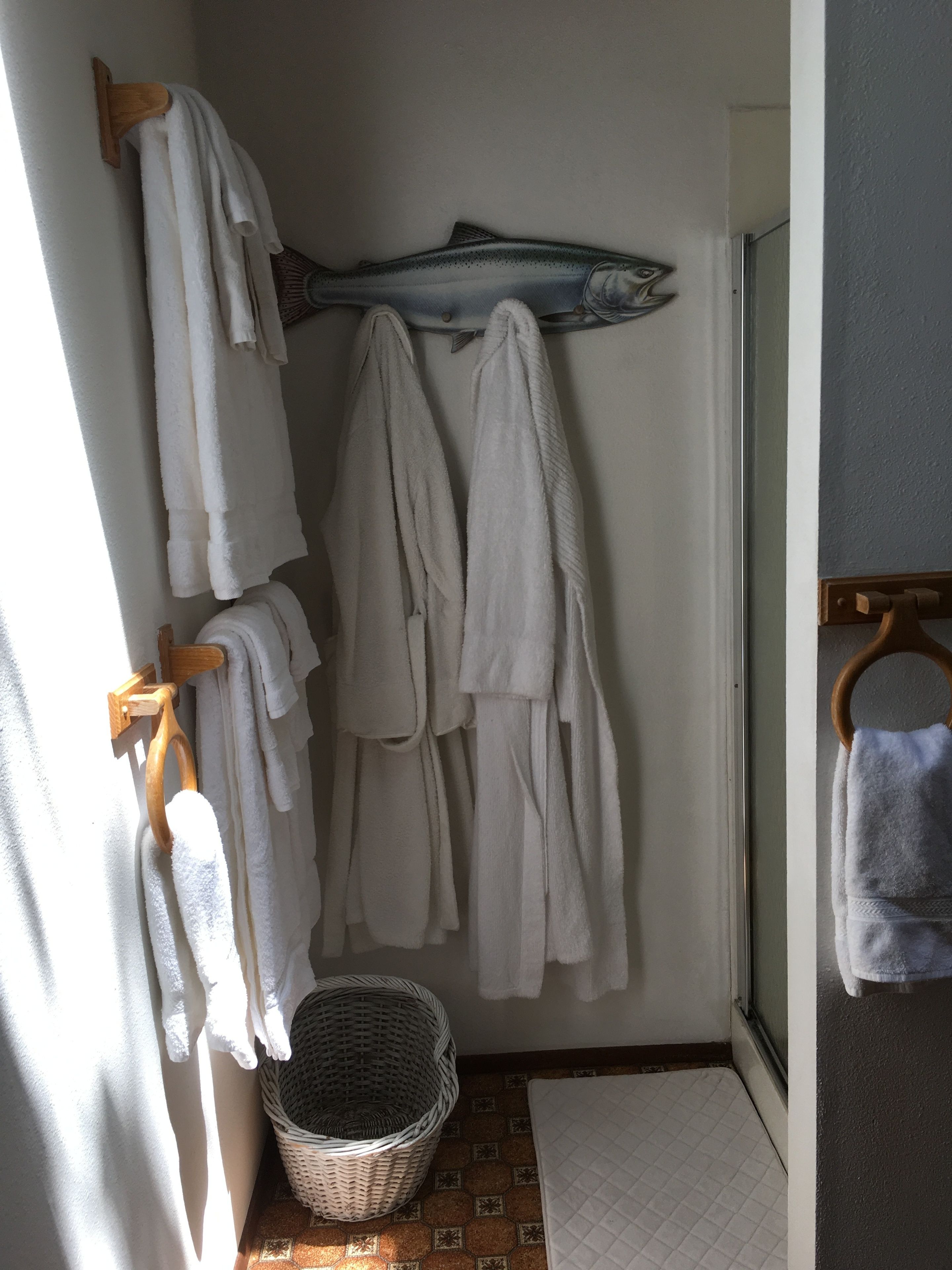 經典獨棟房屋 (Fir) | 浴室 | 淋浴設備、吹風機、浴袍、毛巾