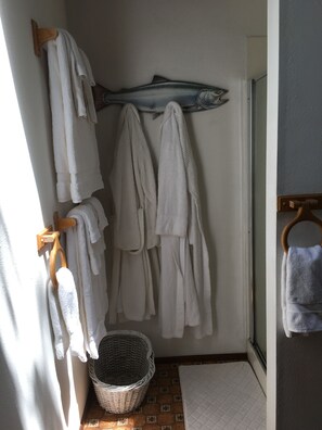 Classic House (Fir) | Bathroom | Shower, hair dryer, bathrobes, towels - River Vista Vacation Homes (Idleyld Park)