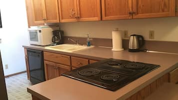 Classic House (Maple) | Private kitchen | Fridge, microwave, oven, stovetop