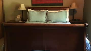 Classic House (Madrone) | 1 bedroom, individually decorated, individually furnished