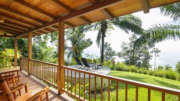 Deluxe Cabin | Terrace/patio