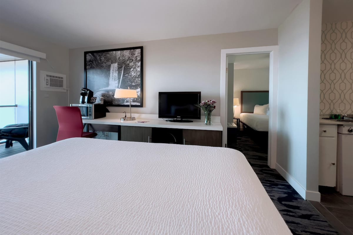 Studio Suite, Multiple Beds, Kitchenette, Ocean View (Sleeps 4) | Premium bedding, down duvets, pillow-top beds, desk