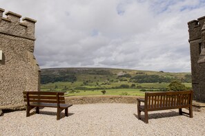 BBQ/picnic area - YHA Grinton Lodge - Hostel (Richmond)