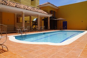 Una piscina al aire libre