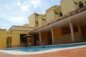 Una piscina al aire libre