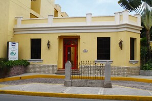 Fachada de la propiedad