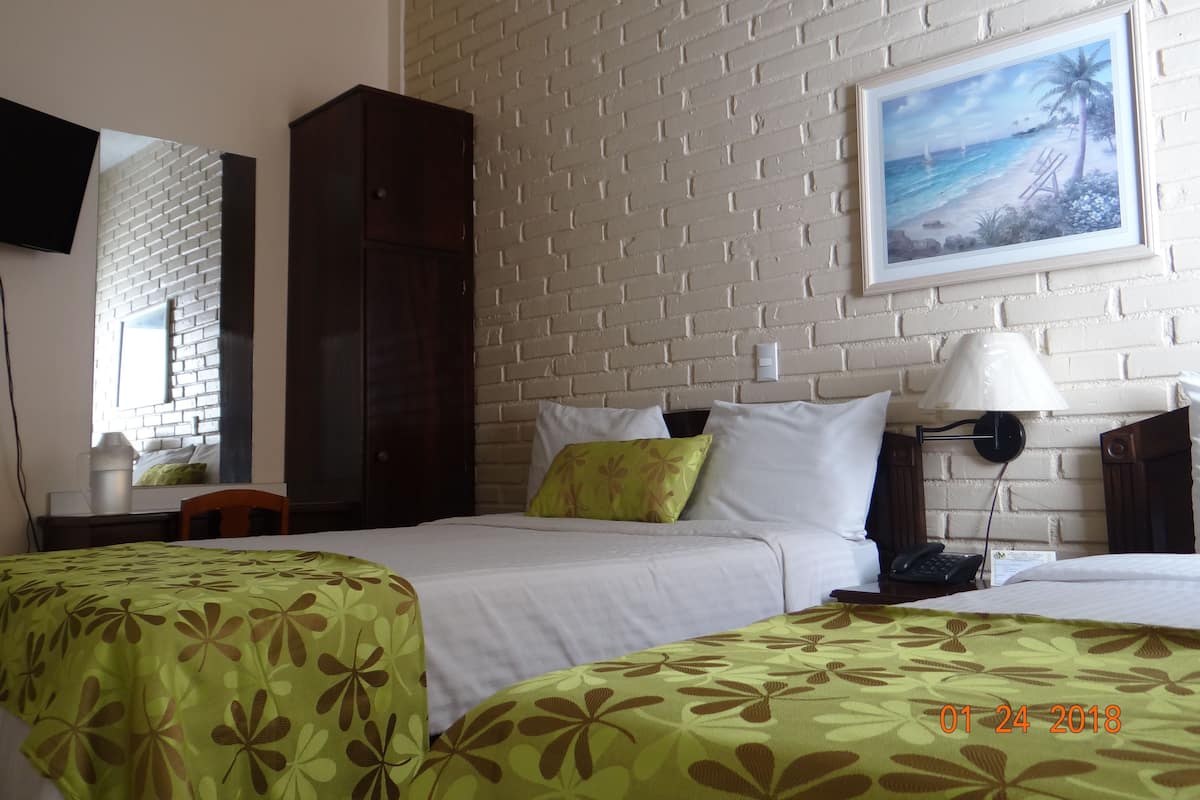 Ropa de cama de alta calidad, escritorio, wifi gratis y ropa de cama