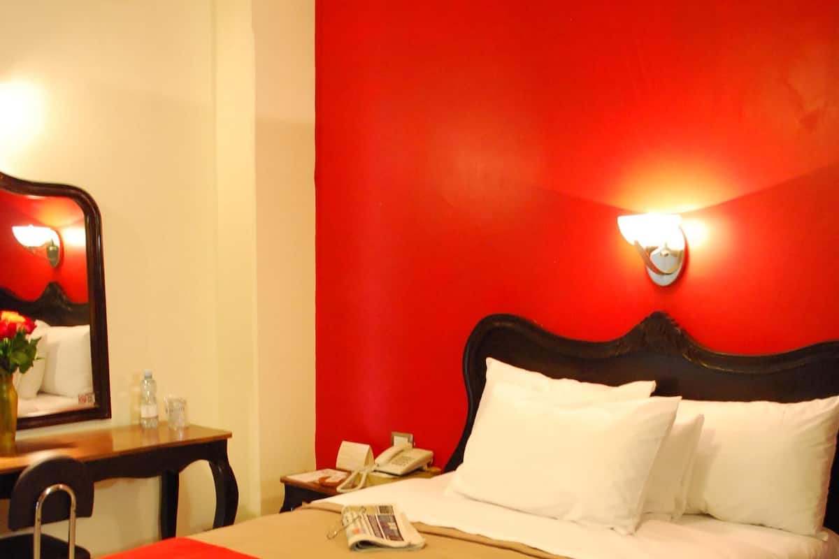 Cofres nos quartos, cortinas blackout, Wi-Fi de cortesia, roupa de cama