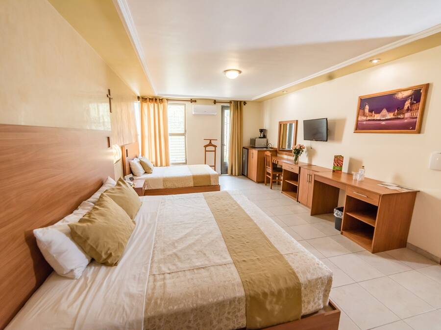 Quarto família, 2 camas de casal | Cofres nos quartos, cortinas blackout, Wi-Fi de cortesia, roupa de cama