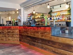 Bar (on property) - YHA Treyarnon - Hostel (Padstow)
