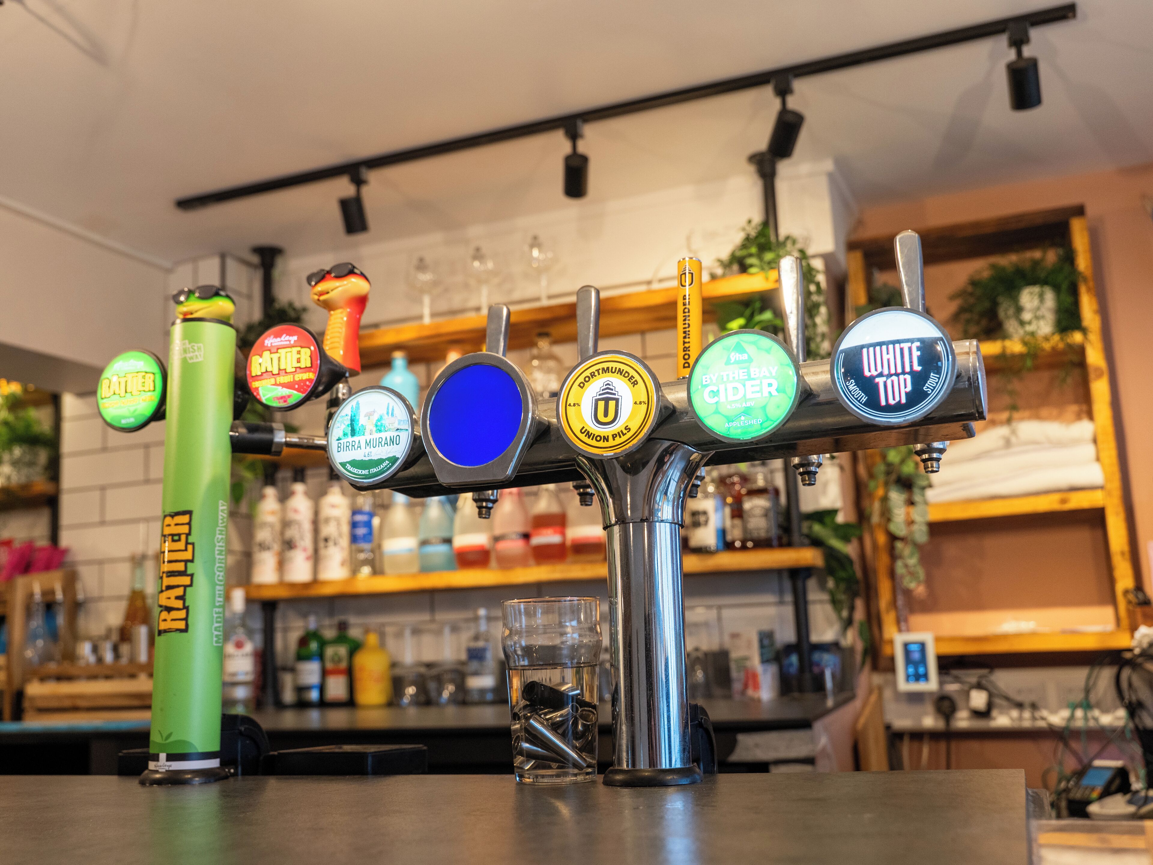 Een bar met een tappatuur waarop verschillende biermerken staan.