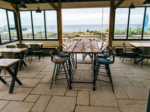 Outdoor dining - YHA Treyarnon - Hostel (Padstow)