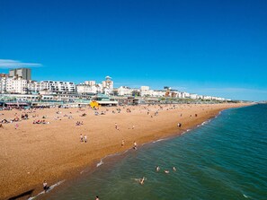 Beach nearby - a&o Brighton Beach (Brighton)