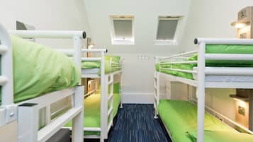 Cofres nos quartos, cortinas blackout, roupa de cama