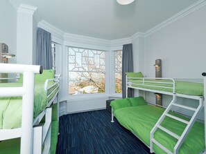 5 Bed Private Room | Zimmersafe, Verdunkelungsvorhänge, Bettwäsche