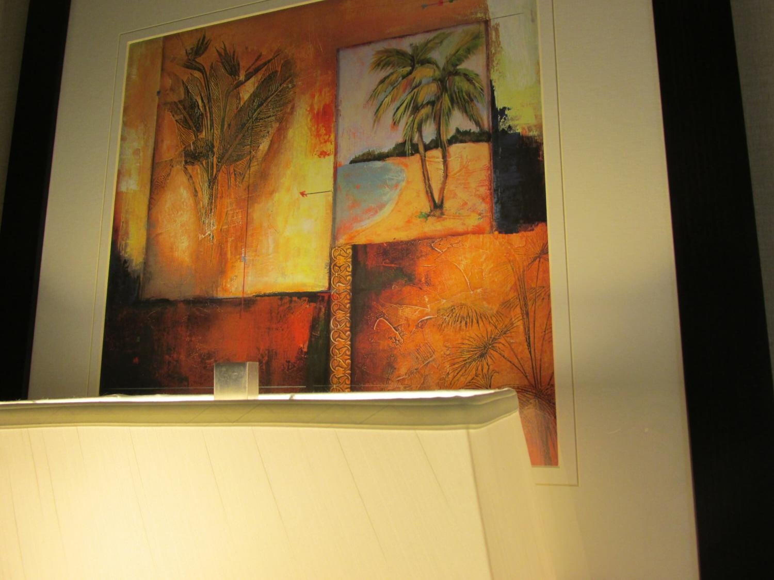 Een schilderij van palmbomen en een strandgezicht op een muur.