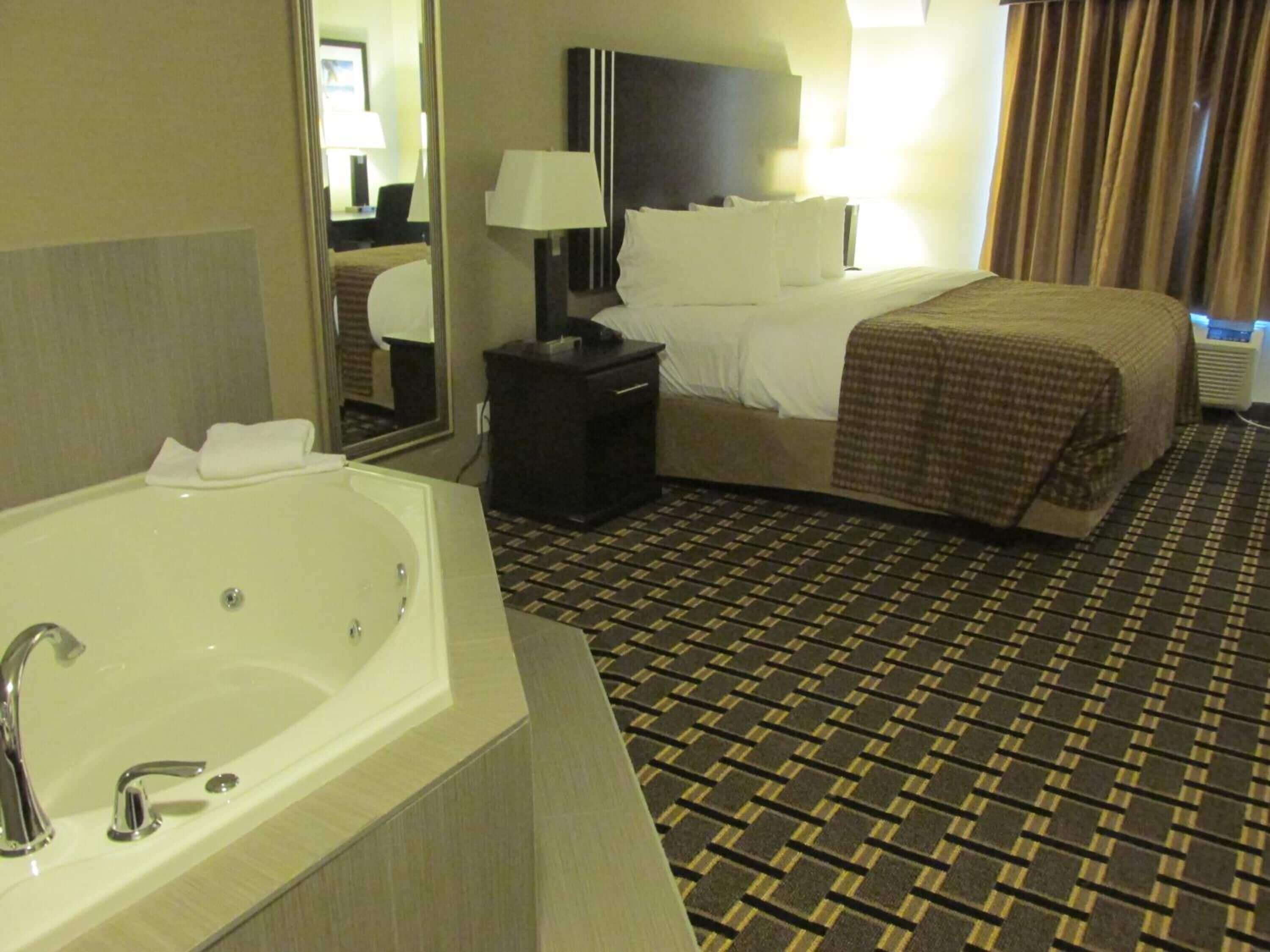 高級寝具、デスク、ノートパソコン用作業スペース、防音設備