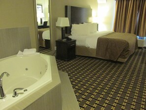 Premium bedding, desk, laptop workspace, soundproofing - Sigma Inn & Suites Melville (Melville)